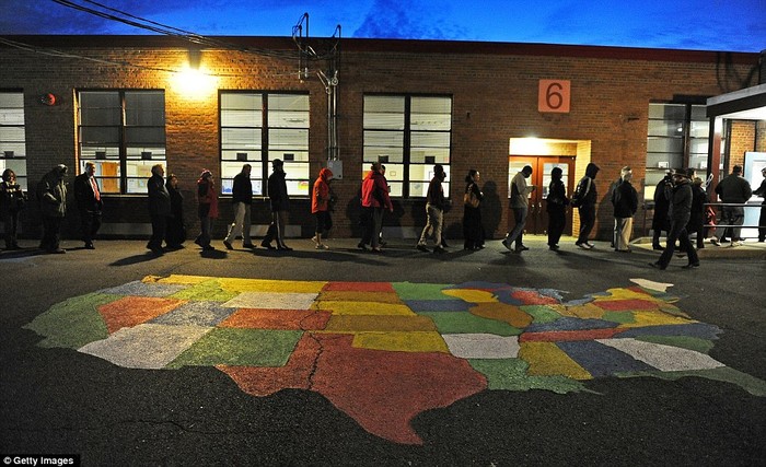 Cử tri tại Alexandria, Virginia xếp hàng tại một sân trường để chờ đến lượt bỏ phiếu.